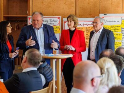(v.l.): Barbara Becker MdL, Beauftragter für Bürokratieabbau der Bayerischen Staatsregierung Walter Nussel MdL, Anja Weisgerber MdB und Bezirkstagspräsident Stefan Funk diskutieren in Volkach mit Vertretern aus Wirtschaft und Verwaltung über den Bürokratieabbau