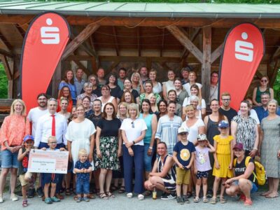 1. Reihe, Dritter von links: Vorstandsvorsitzender der Sparkasse Peter Schleich mit den Vertreter*innen der Kindergärten aus Stadt und Landkreis Schweinfurt sowie dem Landkreis Haßberge, Foto: ©Daniela Gündling