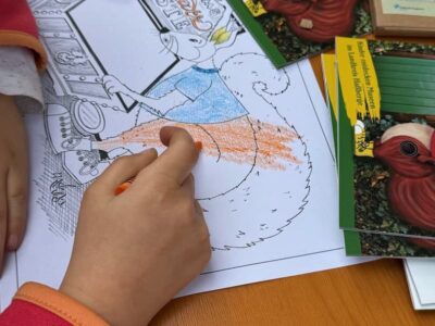 egeistert nutzten junge Museumsbesucherinnen und -besucher beim Jubiläumsfest des Heimatmuseums Ebern die Sonderaktionen, um Wissensnuss-Aufkleber für ihren Heimatforscher-Pass zu sammeln. Foto: Landratsamt Haßberge/Jens Weinkauf