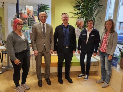 Landrat Wilhelm Schneider und die Mitwirkenden der Demenzwoche im Landkreis Haßberge eröffnen die Aktionswoche im Bibliotheks- und Informationszentrum Haßfurt. Von links: Christina Raithel (Mehrgenerationenhaus Haßfurt), Landrat Wilhelm Schneider, Jan Klarmann (stellv. Vorstand Haßberg-Kliniken), Christine Menter (Malteser Hospizdienst e.V.), Sylvia Büttner (Leitung BIZ Haßfurt). Foto: Nadja Pfeifer