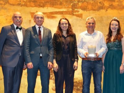 Über den Ehrenpreis des Fränkischen Weinbauverbandes kann sich das Weingut A. & E. Rippstein aus Sand freuen. Unser Bild zeigt (von links): Weinbaupräsident Arthur Steinmann, Mathias Rippstein und die Fränkische Weinkönigin Lisa Lehritter. Fotos: Rudi Merkl / Fränkischer Weinbauverband e.V.