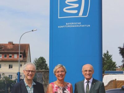 Landrat Wilhelm Schneider überreicht die Teilnehmerurkunde am Umweltpakt an die Geschäftsführung von Maintal Konfitüren Anne Feulner und Betriebsleiter Christian Hastedt. Foto: Carina Nolte / Maintal Konfitüren