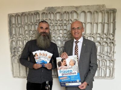 Landrat Wilhelm Schneider und Benjamin Herrmann, Geschäftsstellenleiter der Gesundheitsregionplus Haßberge werben für den Aktionsmonat „Frauengesundheit“ und hoffen auf zahlreiche Teilnehmerinnen. Foto: Sonja Gerstenkorn/Landratsamt Haßberge