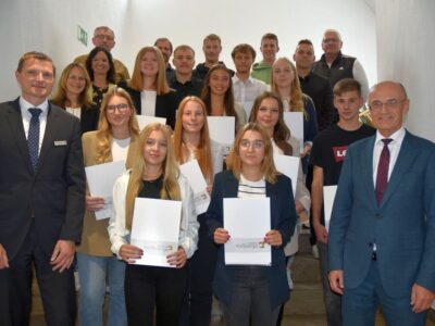 Zur erfolgreich bestandenen Ausbildung gratulierten den Absolventinnen und Absolventen Landrat Wilhelm Schneider, Geschäftsleiter Marcus Fröhlich, Ausbildungsleiterin Angelika Berthold und Personalratsvorsitzende Heike Firsching sowie Kreisfachberater Johannes Bayer, Jens Weinkauf (Koordinator für Bildung und Kultur), Walter Moritz (Tiefbauverwaltung) und Andreas Hoh (Leiter IT-Abteilung). Foto: Moni Göhr/Landratsamt Haßberge