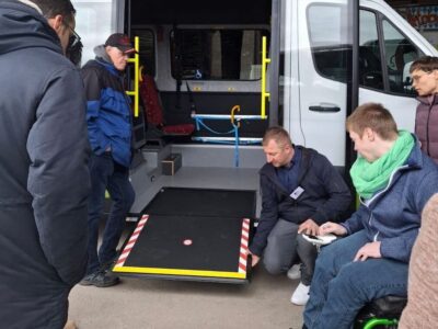 Damit die Rampe nicht zu steil steht, braucht der Bus eine Absenkautomatik oder die Haltestelle einen Bordstein in der richtigen Höhe. Foto: Katharina Gogel