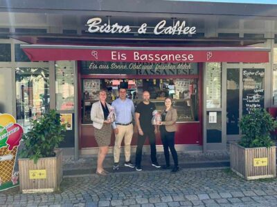 Unser Bild zeigt (von links): Vanessa Willacker (Leitung Geschäftsbereich 2 – Jugend, Familie, Soziales, Senioren und Gesundheit), Marco Tonin (Inhaber Eiscafé Bassanese), Norbert Klement (Trainer Kampfkunstvereinigung Gong Fu e. V. Haßfurt) und Vivien Ring (Leitung der Kontakt- und Informationsstelle für Selbsthilfe). Foto: Brayan Anastaćio Rocha