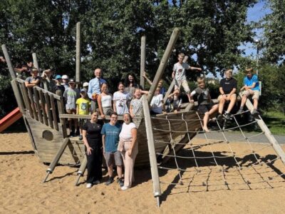 Ein abwechslungsreiches Programm wurde den Kindern der gemeinsamen Ferienbetreuung des Landratsamtes Haßberge und des Amtsgerichtes Haßfurt geboten. Ein besonderer Höhepunkt war der Besuch von Landrat Wilhelm Schneider am Spielplatz am Tränkberg. Unser Bild zeigt die Kindergruppe zusammen mit dem Landrat, der Gleichstellungsbeauftragten Christine Stühler und dem Betreuungsteam (vorne, von links) Lea Schechtel, David Hager und Jessica Tran. Auf dem Foto fehlen die Betreuerinnen Michele Nasaraov und Vanessa Schellenberger). Foto: Jens Weinkauf/Landratsamt Haßberge