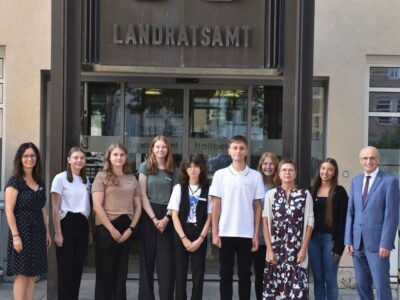 Fünf neue Auszubildende starteten am 1. September ihre Ausbildung beim Landkreis Haßberge/Zweckverband Schulzentrum Haßfurt. Unser Foto zeigt die Nachwuchskräfte zusammen mit Landrat Wilhelm Schneider (rechts), Ausbildungsleiterin Angelika Berthold (links) Kerstin Wolf (Personalrat, 3. von rechts) sowie Tamara Klopf (4. von rechts) und Giulia Jäger (2. von rechts) von der Jugend- und Auszubildendenvertretung. Foto: Moni Göhr/Landratsamt Haßberge