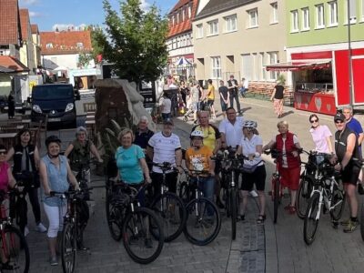 Hofheim war das Ziel der diesjährigen Sternfahrt der Kommunalpolitikerinnen und Kommunalpoliltiker im Rahmen der Aktion STADTRADELN. Unser Bild zeigt die Teilnehmerinnen und Teilnehmer zusammen mit stellvertretender Landrätin Birgit Bayer. Foto: Christian Burger