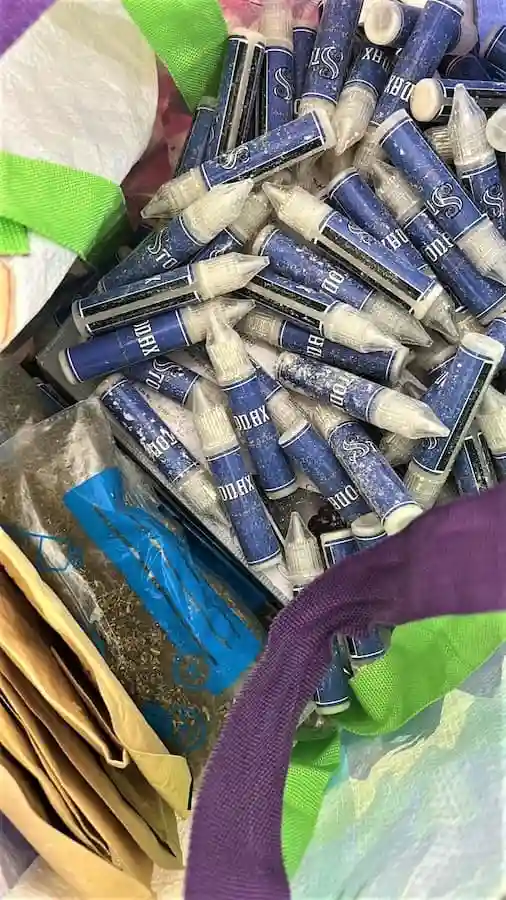 mutmaßlicheGrundstoffe Foto-von-sichergestellten-ampullen-und-roehrchen-mit-mutmaßlichem-stoff-nach-dem-npsg