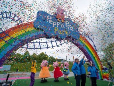 Mit Unterstützung von Peppa Wutz und ihre Familie eröffnet PEPPA PIG Park Geschäftsführerin Manuela Stone gemeinsam mit Scott O'Neil, CEO von Merlin Entertainments und Hasbros Matt Proulx, Senior Vice President, Global Experiences, Partnerships and Music, den neuen PEPPA PIG Park Günzburg, der am 19. Mai in seine erste Saison startet.