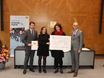 Der dritte Preis ging an das Projekt „Lebenswirklichkeit in Bayern“. Im Bild (von links nach rechts): Staatssekretär Sandro Kirchner, Melanie Stoll, Olha Sekeriadis und Regierungsvizepräsident Jochen Lange