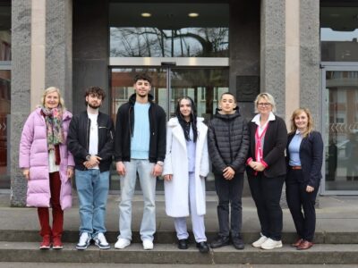 Bildunterschrift (von links nach rechts): Maria Walter (Bereichsleiterin 4 Schulen, Regierung von Unterfranken), Jacob Barr (Mittelschule Bergrheinfeld, Vertreter des Bezirksschülersprechers), Muhannad Abdulbaki (D.-Paul-Eber-Mittelschule, Bezirksschülersprecher für den Bereich Mittelschulen), Aylin Jamie Herrmann (Adolph-Kolping-Schule Würzburg, Bezirksschülersprecherin für den Bereich Förderzentren), Torino Ahmetovic (Friedensreich-Hundertwasser-Schule Würzburg, Vertreter der Bezirksschülersprecherin), Sandra Büttner (Sachgebiet 41 Förderschulen, Regierung von Unterfranken) und Lena Rügemer (Sachgebiet 40.2 Grund- und Mittelschulen, Regierung von Unterfranken). Foto: Nicolas Rupp / Regierung von Unterfranken
