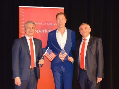 Das Foto (©Daniela Gündling) zeigt von links nach rechts: Vorstandsvorsitzender der Sparkasse Peter Schleich, Julius van de Laar, Vor- standsmitglied Berthold Stahl