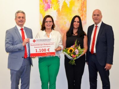 Das Foto (©Daniela Gündling) zeigt von links nach rechts: Peter Schleich (Vorstandsvorsitzender Sparkasse), Sabine Thiel (Fundraising- Referentin Rummelsberger Diakonie e.V.), Anja Hegen (Einrichtungsleiterin Haus Ebern) und Erich Kuhn, Leiter Private Banking