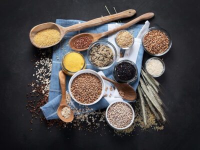 Amaranth, Quinoa und Buchweizen sind eiweißreiche und glutenfreie Alternativen. Sie ähneln Reis in ihren Eigenschaften, werden in Deutschland jedoch noch selten angebaut. Foto: ­ Verbraucherzentrale Bayern e.V.