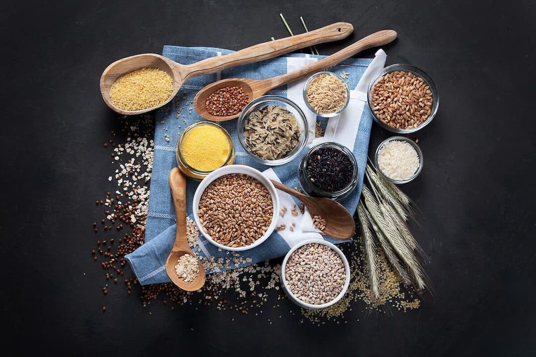 verschiedeneGetreidekoerner_baibakova_123rf Amaranth, Quinoa und Buchweizen sind eiweißreiche und glutenfreie Alternativen. Sie ähneln Reis in ihren Eigenschaften, werden in Deutschland jedoch noch selten angebaut. Foto: Verbraucherzentrale Bayern e.V.